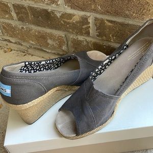 Woman’s Toms platform shoes